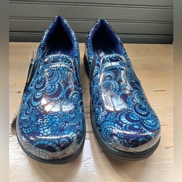 Easy Works Women's Bind Health Care Professional Shoes Clogs Blue Print 6.5 - Picture 2 of 6